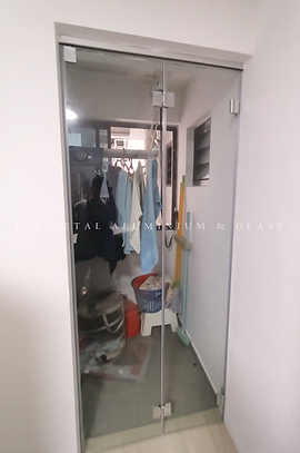 Frameless bi-fold doors