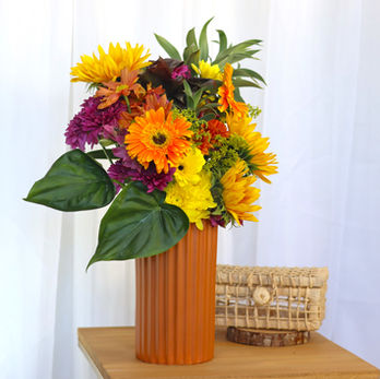 Arranjo alegre amarelo com girassol e gérbera da Flor de Emília Floricultura em Sorocaba.