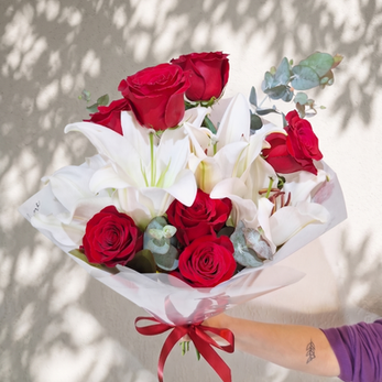 Buquê moderno com Lírio branco e rosas coloridas, criação da Flor de Emília, floricultura em Sorocaba.