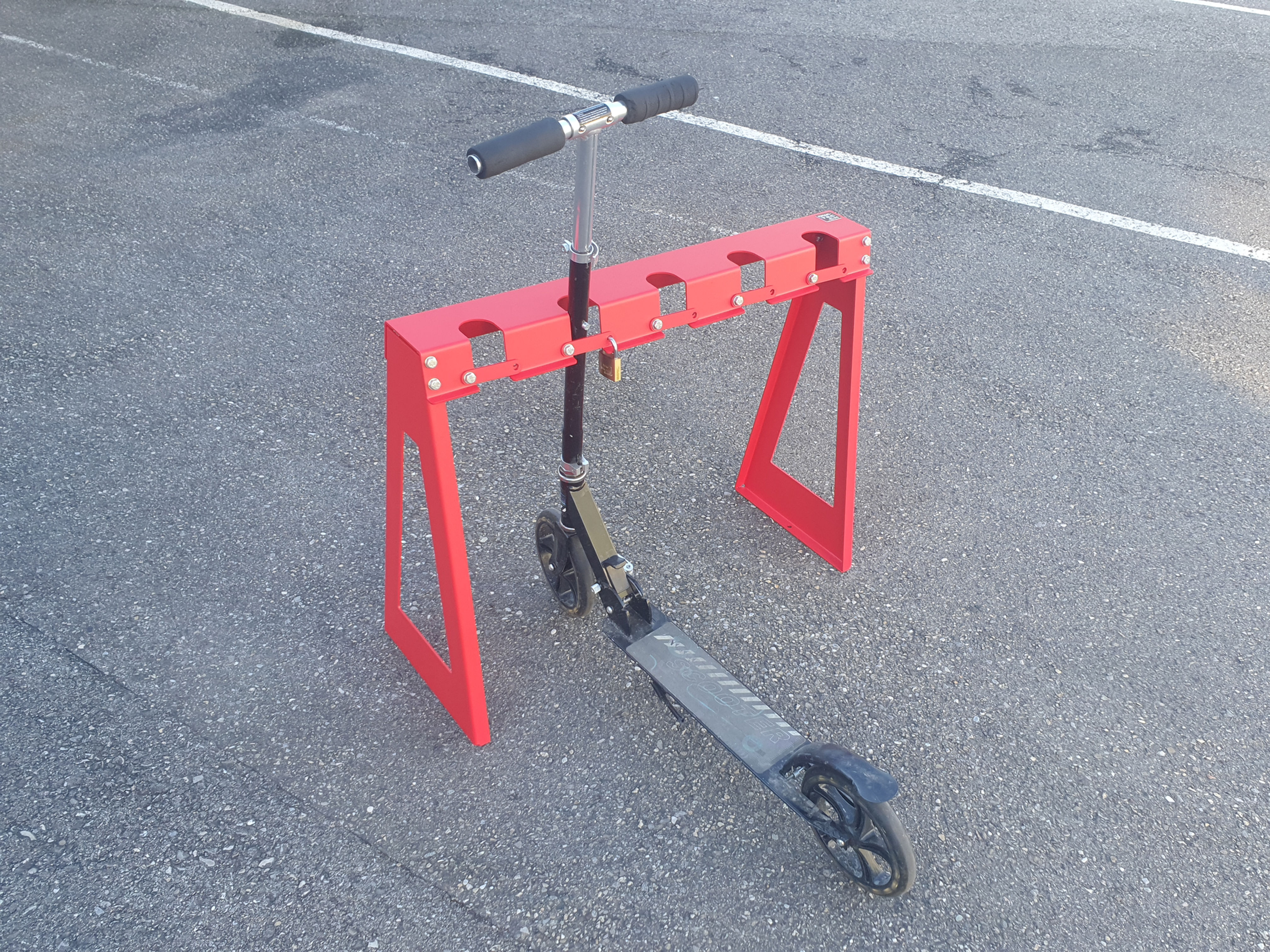 Scooterständer für 5 Kickboards rot von ScooterLock Schweiz