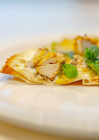 Close up of the pita pitza with chicken, chives, honey mustard, and white sauce.