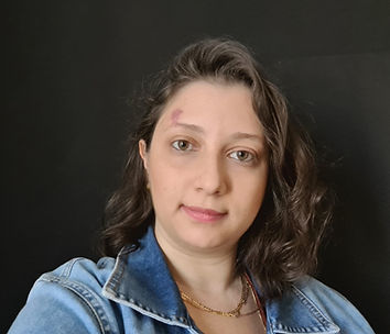 Imagem da psicologa Fabiana sorrindo. Branca, cabelo até os ombros. Olhos e cabelo castanho claro