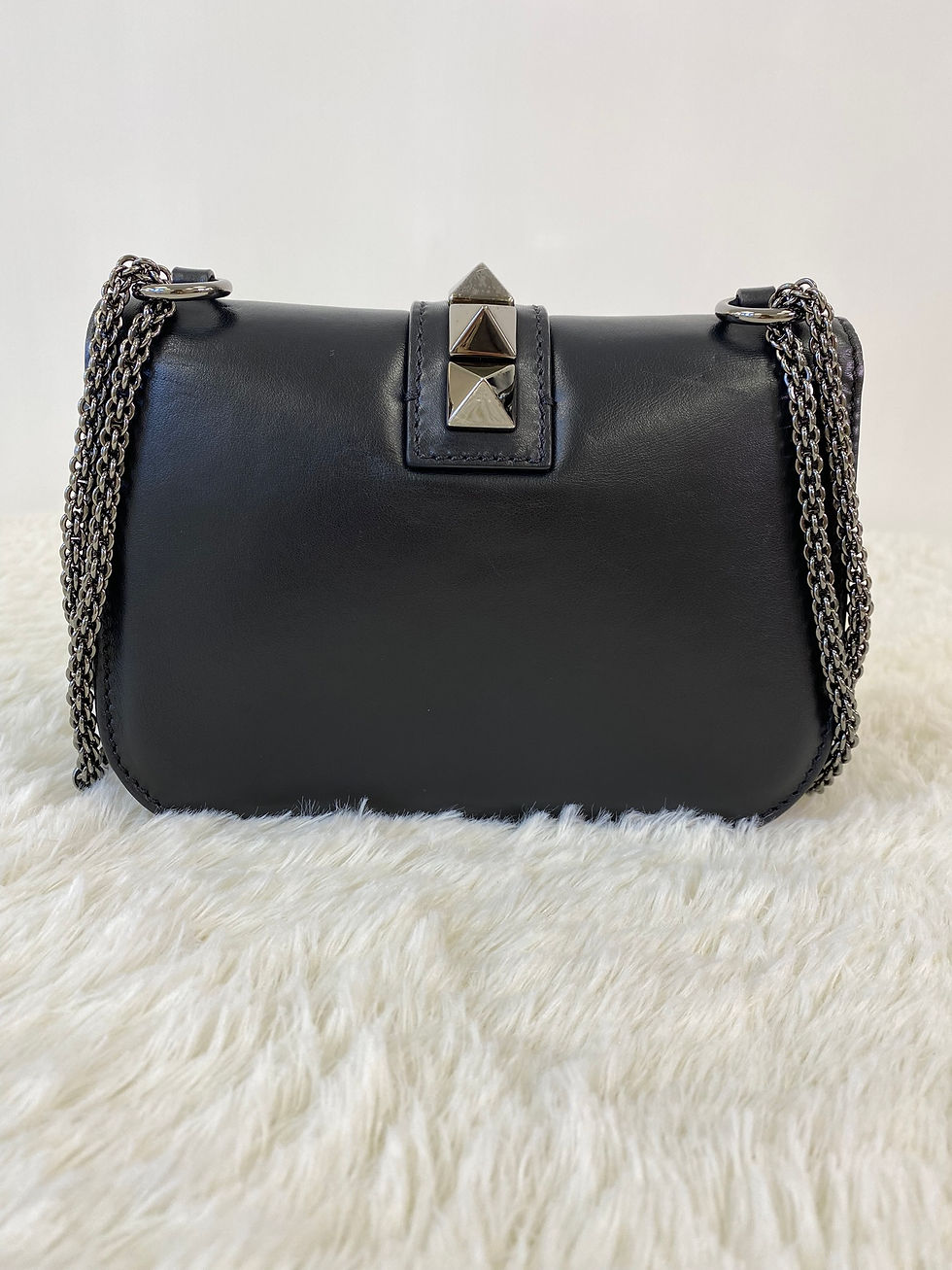 Thumbnail: Valentino Glam Lock Rockstud Black Small Crossbody / Shoulder Bag