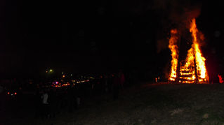 A Christmas Eve bonfire burning on the Mississippi River levee in Lutcher, Louisiana, in 2010. Photo: Eira Tansey, Wikimedia Commons, CC BY 2.0.