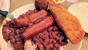 A Natchitoches meat pie served with red beans and rice at Lasyone's Meat Pie Restaurant in Natchitoches. Photo: amanderson2, Wikimedia Commons, CC BY 2.0.