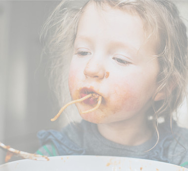 Kleinkind beim Nudelessen