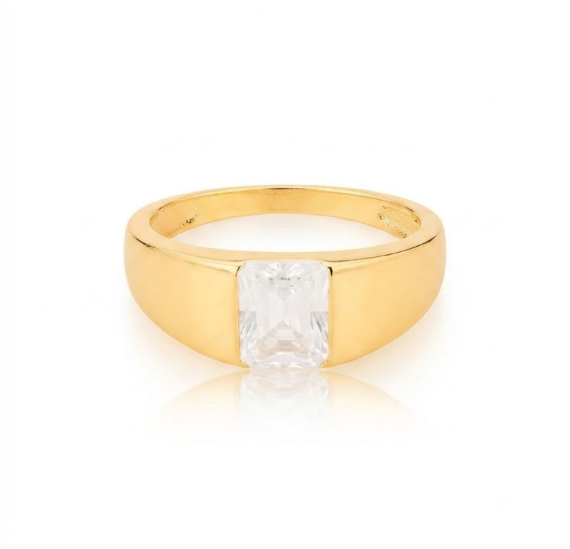 ANEL COM CRISTAL RETANGULAR BRANCO BANHADO A OURO