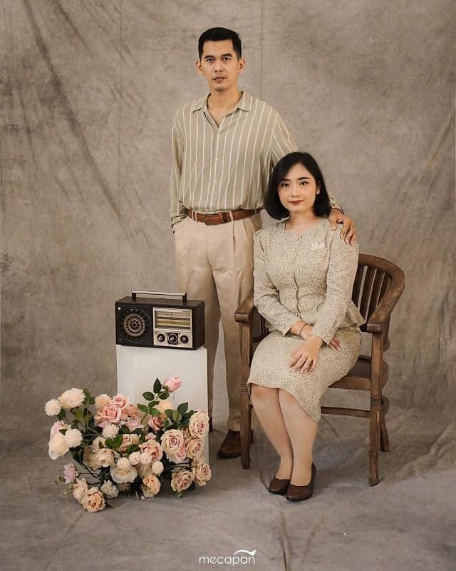 Konsep gaya jaman dulu foto prewed studio simple
