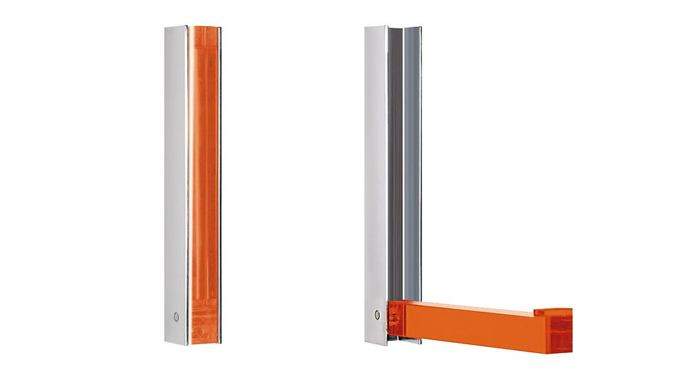Miniaturbild: Orangene Klapphaken aus Metall zur Befestigung an der Wand. 