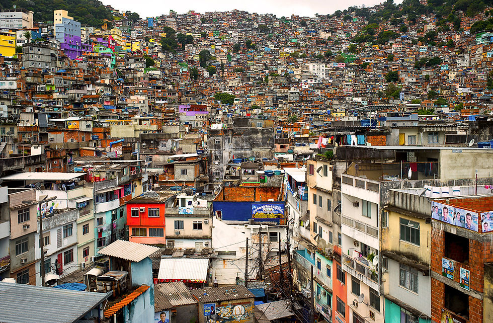 As favelas na cidade de Rio de Janeiro