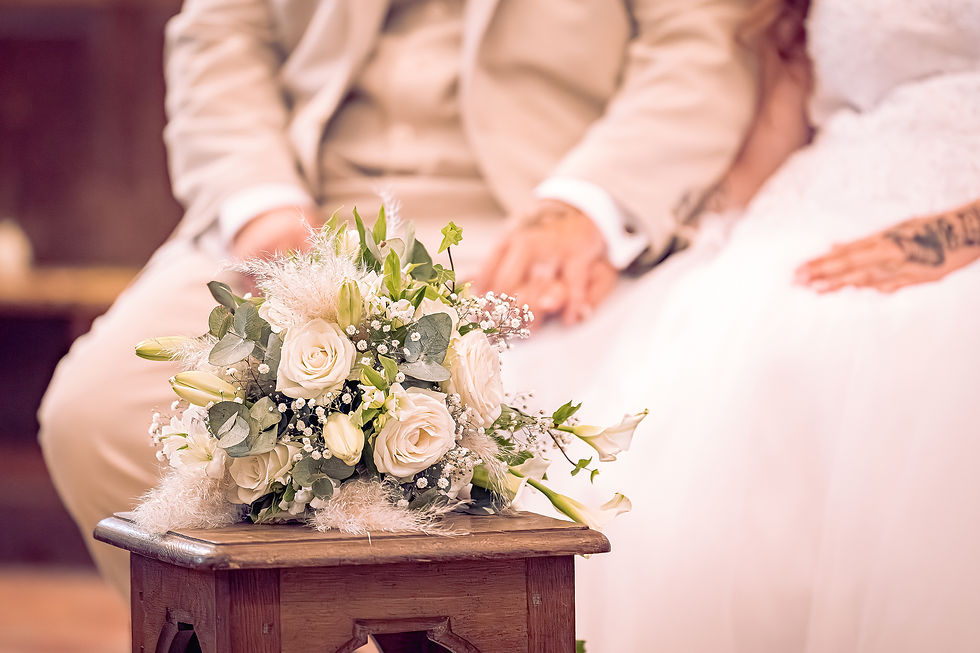 Vue rapprochée d’un bouquet de fleurs de mariage posé sur une table décorée