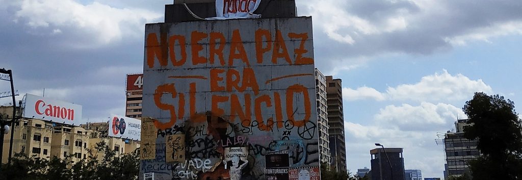 Un ex letrero publicitario en el epicentro de las protestas en Santiago de Chile.