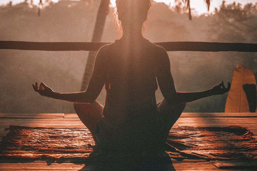 Personne en méditation dans un environnement paisible et serein