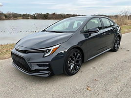 Foto de um Toyota Corolla 2025, um sedã moderno com design elegante e linhas fluidas. O veículo exibe um exterior refinado, c