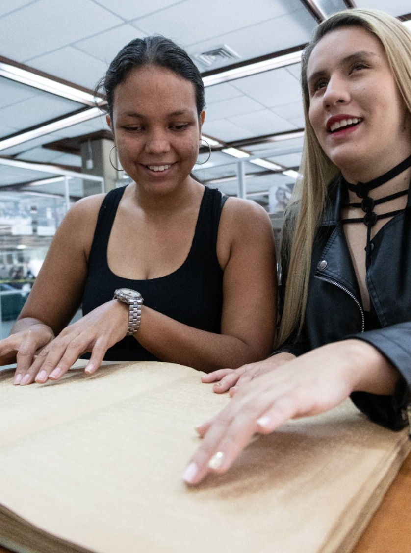 Personas leyendo en Braille