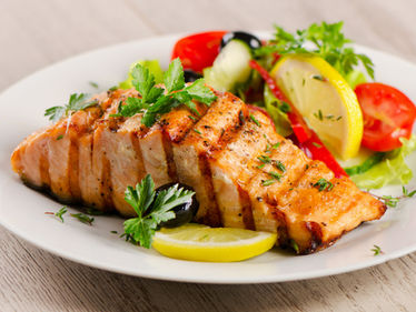 Grillad Lax med Färskpotatis och Somrig Sallad