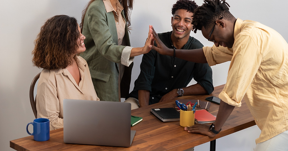 Illustration des 15 soft skills essentielles en entreprise, incluant créativité, confiance en soi, intelligence émotionnelle et esprit d’équipe, pour réussir en alternance et booster sa carrière.