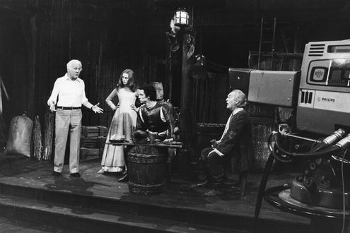 Adaptation télévisée de "Ondine" de Jean Giraudous, interprétée par la troupe de la Comédie Française. Avec Isabelle Adjani et Jean-Luc Boutté.
