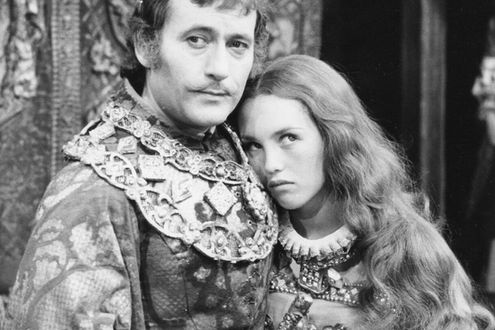 Adaptation télévisée de "Ondine" de Jean Giraudous, interprétée par la troupe de la Comédie Française. Avec Isabelle Adjani et Jean-Luc Boutté.