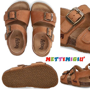 Anche i sandali, come tutte le scarpe, sono molto più che accessori moda