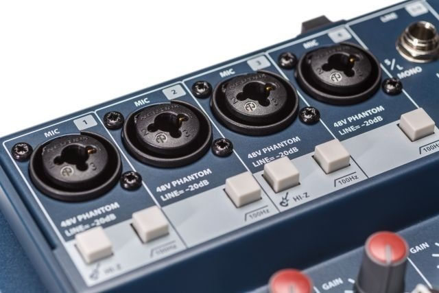 Miniatura: Consola Soundcraft Notepad 12FX con interfaz
