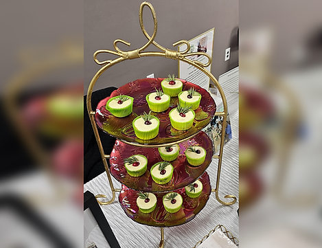 Cupcakes on Red Chargers.png