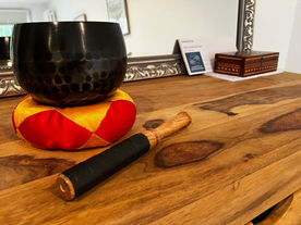 Praxisraum Bild 2
Klangschale steht auf dem Highboard