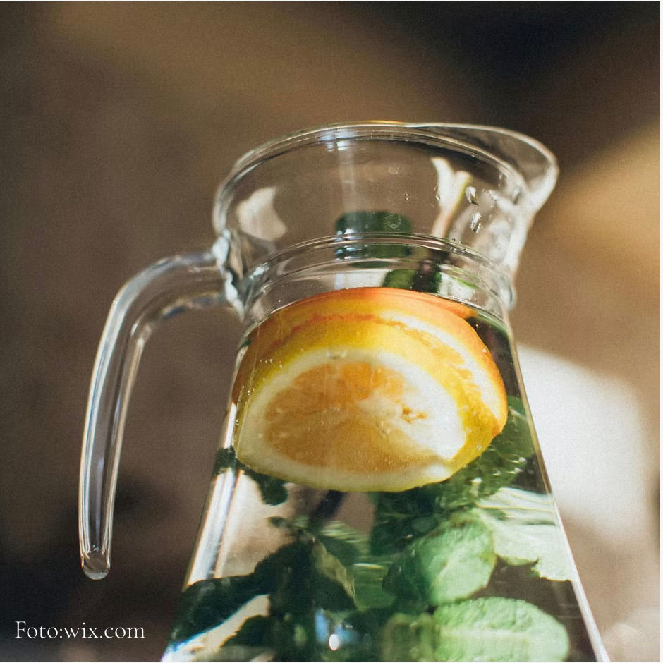 Wasserkrug mit Zitrone und Minze