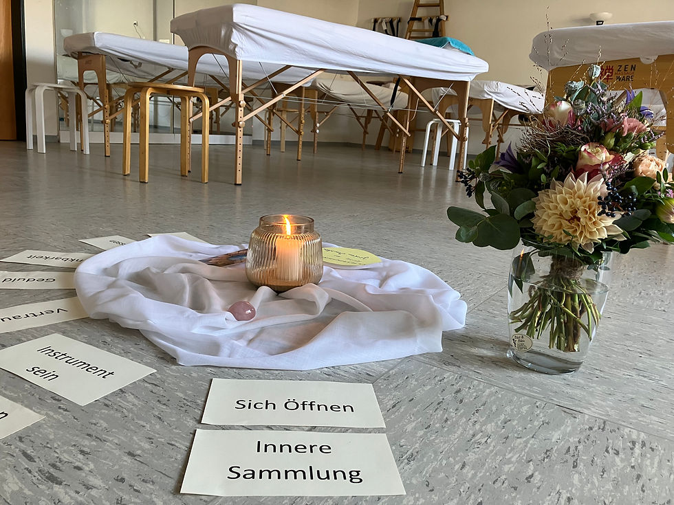 meditative Mitte mit Blumen und Kerze