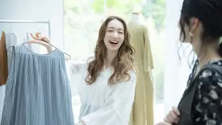 洋服を選ぶ女性のお客様