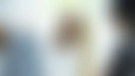 洋服を選ぶ女性のお客様