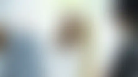 洋服を選ぶ女性のお客様
