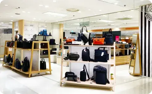 テナント様の実際の出店の様子(カバン店)