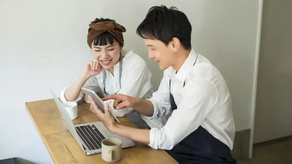 スマホを操作するスタッフ