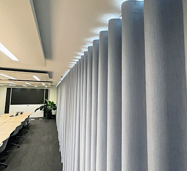 Wave Vorhang mit Vorhangschiene an der Decke montiert für moderne und gleichmässige Vorhanglösung