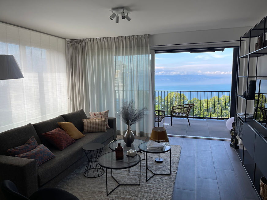 Transparente Vorhänge nach Mass im modernen Wohnzimmer mit grosser Fensterfront in der Region Bern