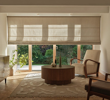 Raffrollo nach Mass im Wohnzimmer für sanfte Lichtfilterung und textile Fenstergestaltung