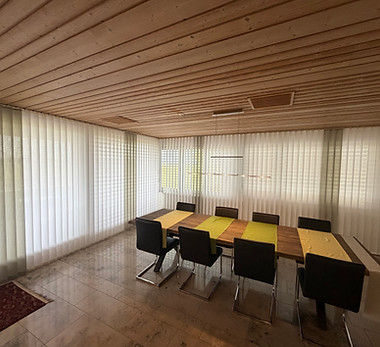 Vertikallamellen am Fenster zur präzisen Steuerung von Licht und Sichtschutz im Innenraum