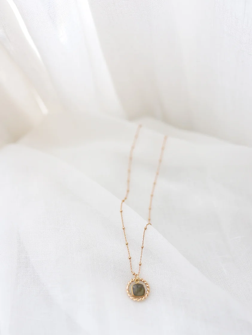 Collier en plaqué or avec une labradorite
