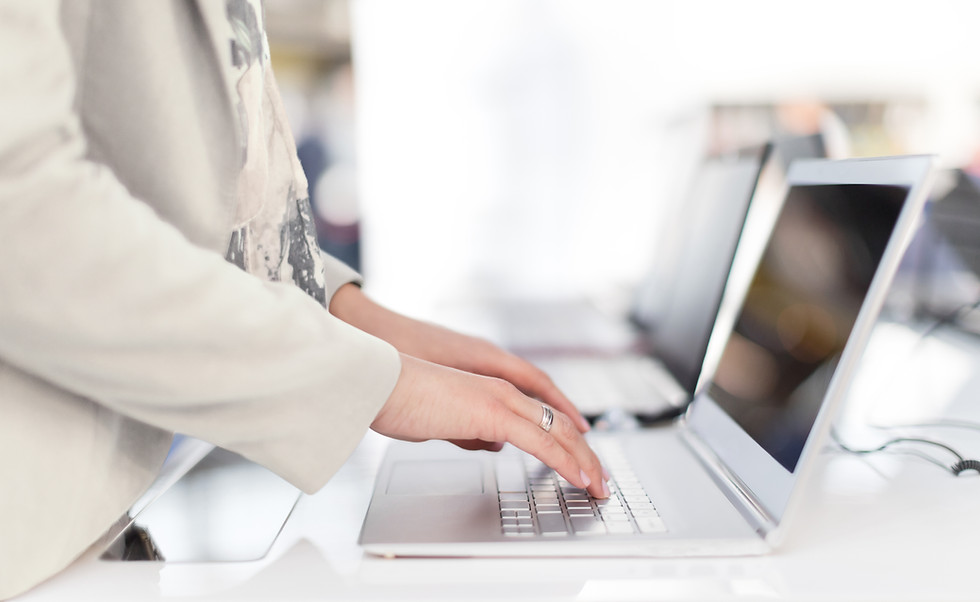 Profesional gestionando tareas y documentación de servicios TI en computadora portátil.en la computadora portátil