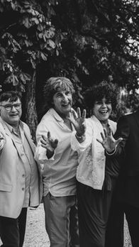 Mariage 2025 couple et photo de groupe, cocktail, rires