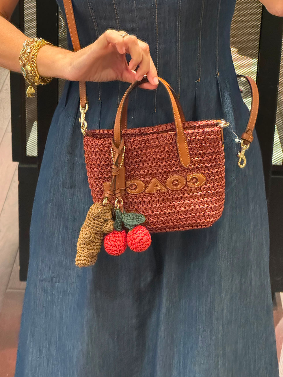 Küçük resim: Coach City Mini Tote Hasır  Bag Charms