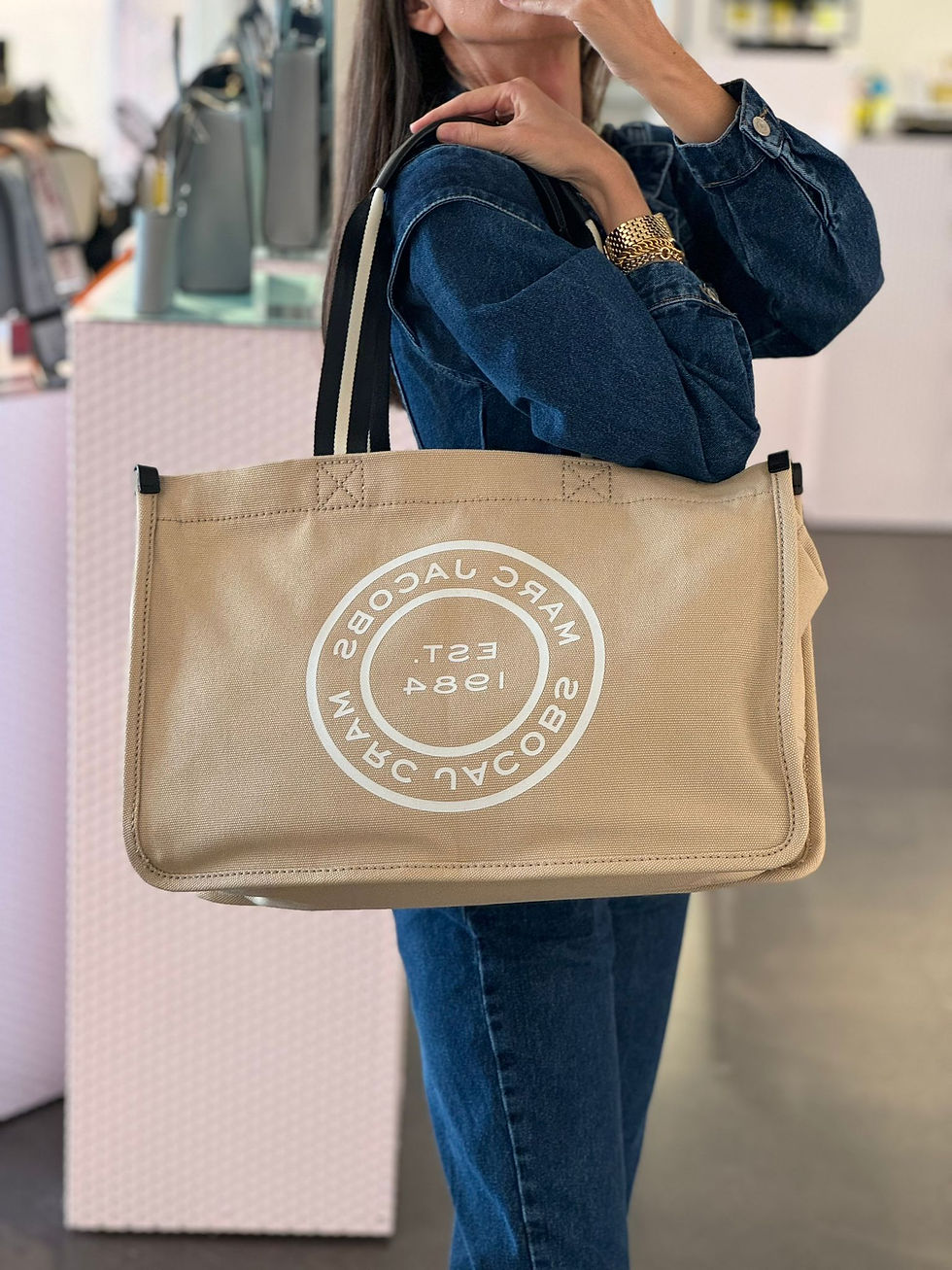 Bolso Tote Marc Jacobs Tamaño Grande Color Crema (Correa Larga No Incluida en el Precio)