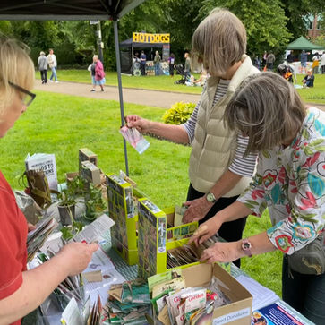 Incredible Edible Reading at the Big Lunch 2024 as part of the Reading Climate Festival, offering a seed swap to encourage visitors to grow their own food