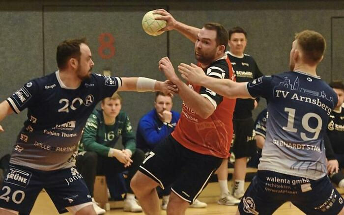 Haupttorschütze mit zehn Treffern im Bezirksliga-Spitzenspiel am Samstagabend: Philip Schröder, der sich gegen Alexander Blanke und Fritz Hesse durchsetzt