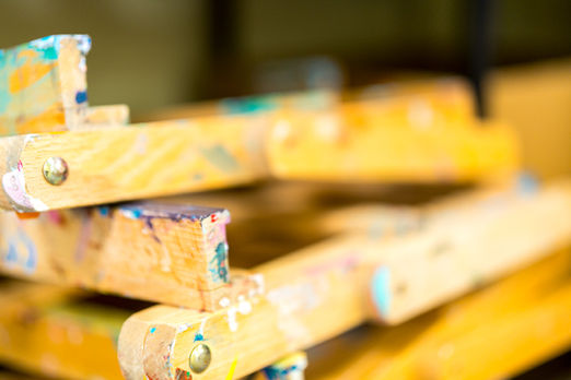 Close-up of a tabletop easel used in sketching classes near me, highlighting essential tools for detailed drawing work.