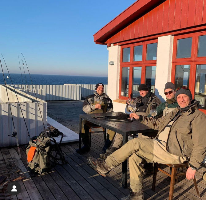 Lystfiskere gæster Hotel Klippen i Gudhjem