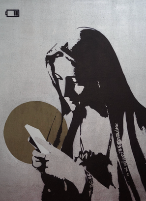 Abbildung von Maria Magdalena mit Smartphone in der Hand, Hintergrund Himmelblau Innerfields