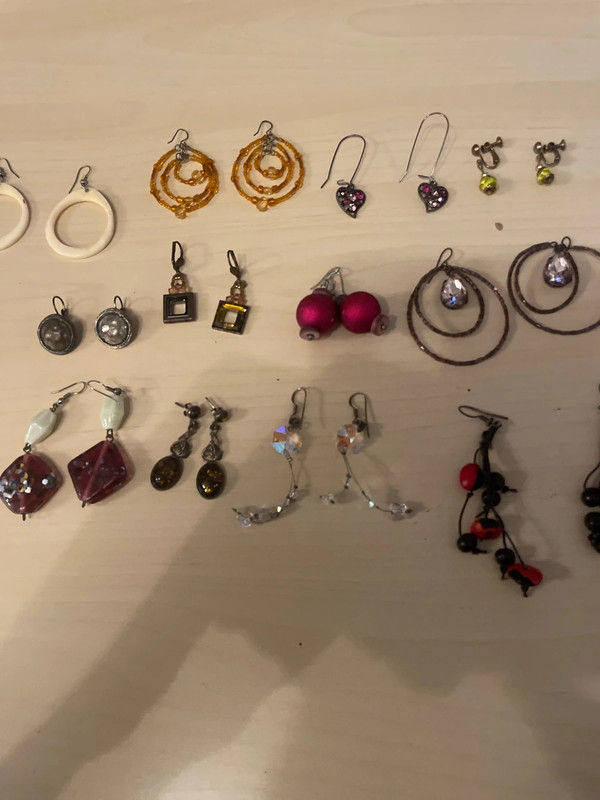 Miniature : Lot de 14 anciennes paires de boucles d oreilles vintage