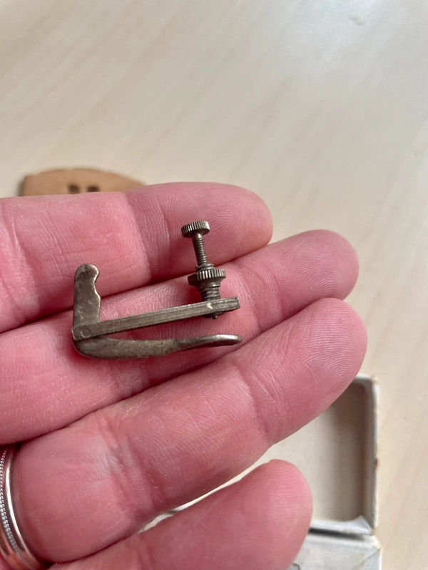 Miniature : Lot d accessoires vintage pour violon comprenant 5 chevalet, 2 tendeurs et une b